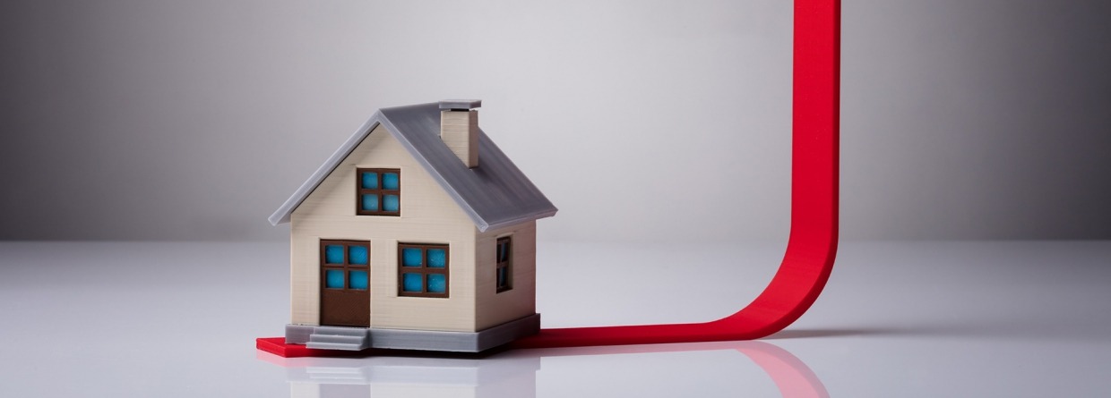 Close-up van huis Model op rode pijl die omhoog wijst